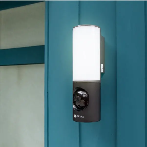 Outdoor Wall-Mounted Security Camera With Integrated Light 1